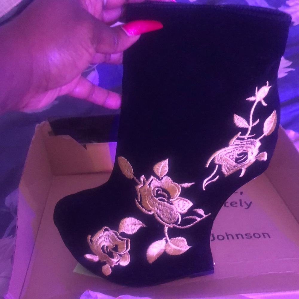 Black and gold wedges